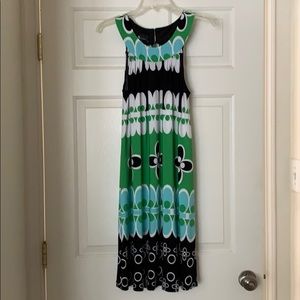 Sleeveless, multicolored dress.